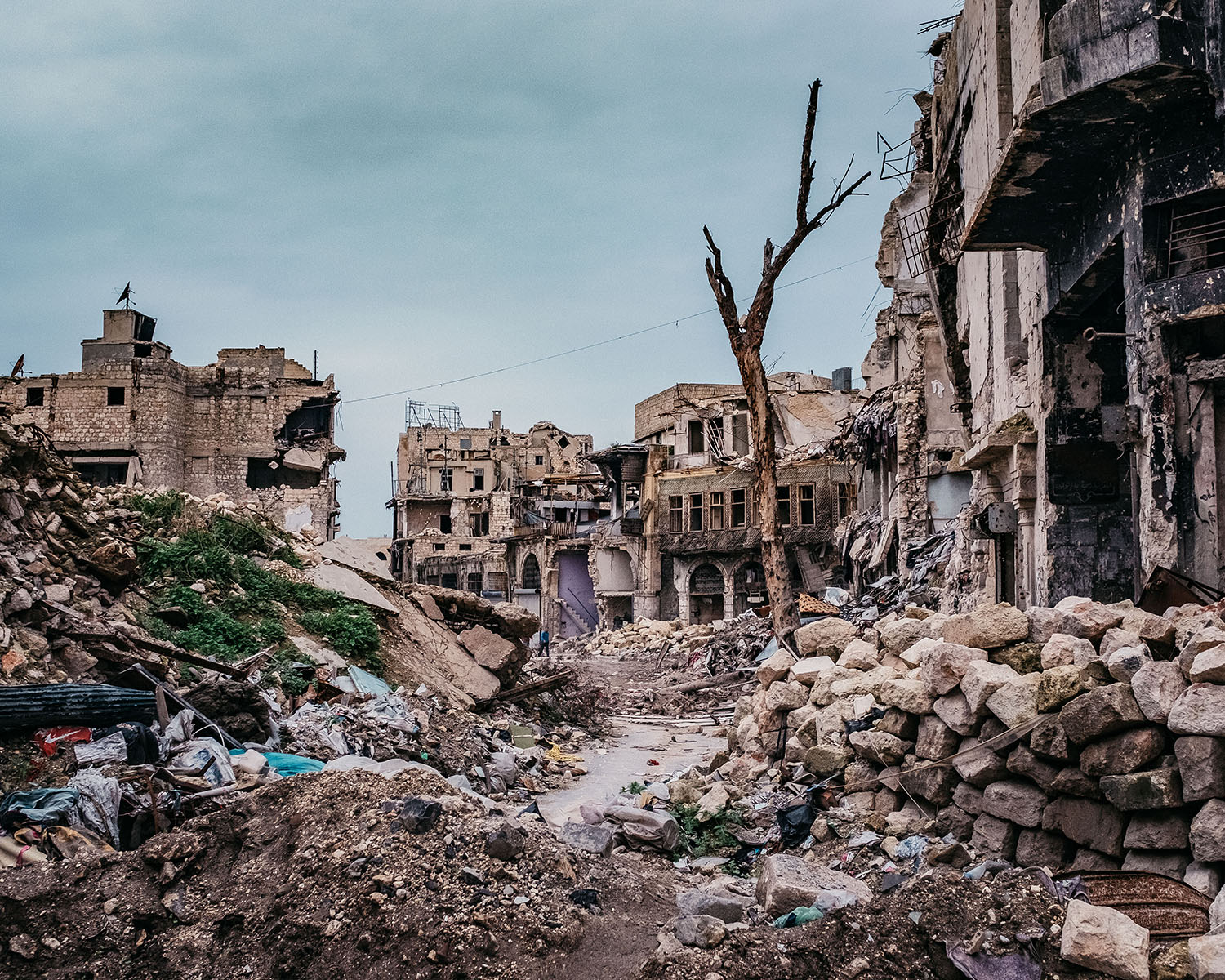 Ruinen zerbombter Häuser 2018 in Aleppo (Syrien).